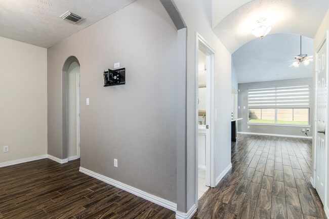 Building Photo - 22015 Field Green Dr