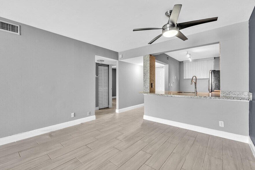 Building Photo - 109 Lake Emerald Dr