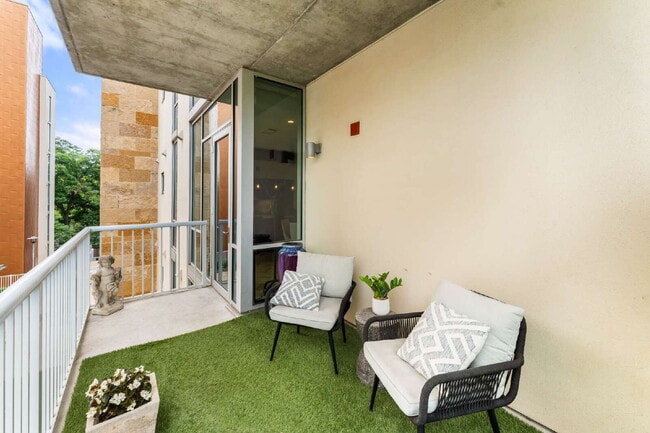 Building Photo - Sophisticated Living on Barton Springs