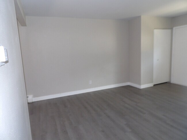 Building Photo - 1120 Holland Park Blvd