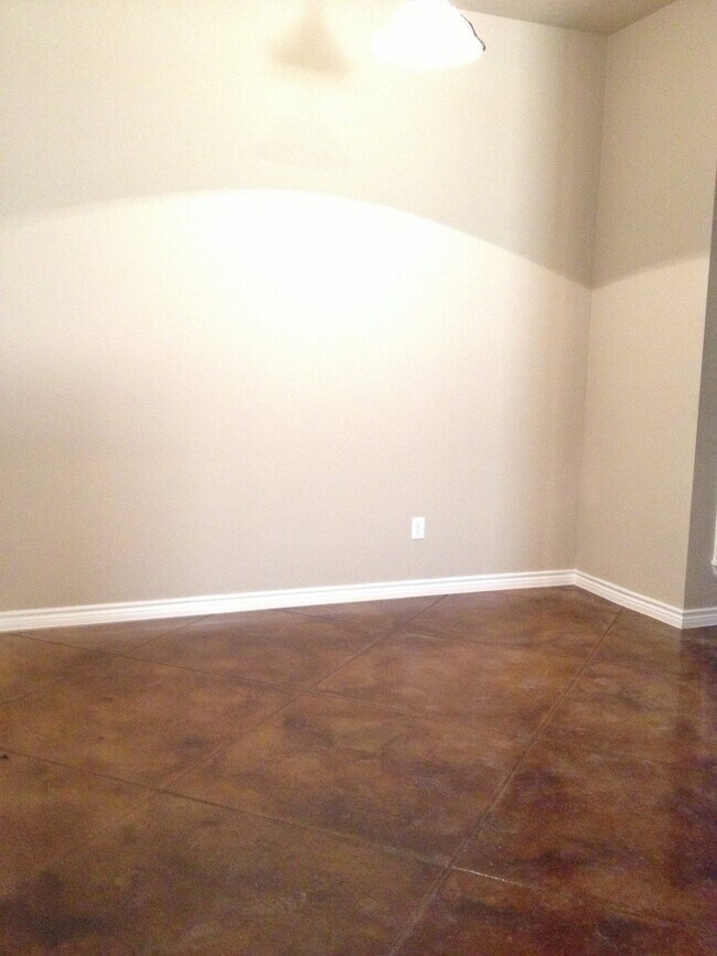 Building Photo - 617 Paseo del Plata Dr