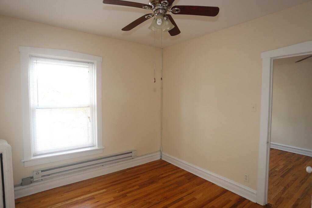 Building Photo - 958 W Cornelia Ave
