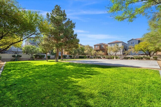 Building Photo - Spacious 3 bth Upstairs Plus Loft Bedroom, New Floors, New paint, No Carpet