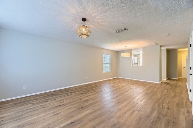 Building Photo - 5855 Monroe Crossing