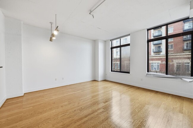 Building Photo - Experience refined urban living in this rarely available one bedroom residence in the coveted Sta...
