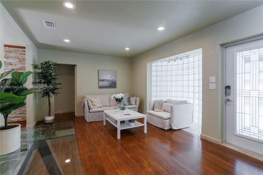 Building Photo - 250 NE 48th St