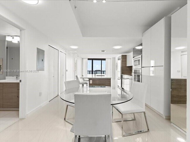 Building Photo - 460 NE 28th St