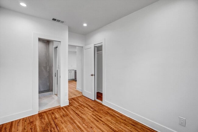 Building Photo - 1413 E 76th Pl