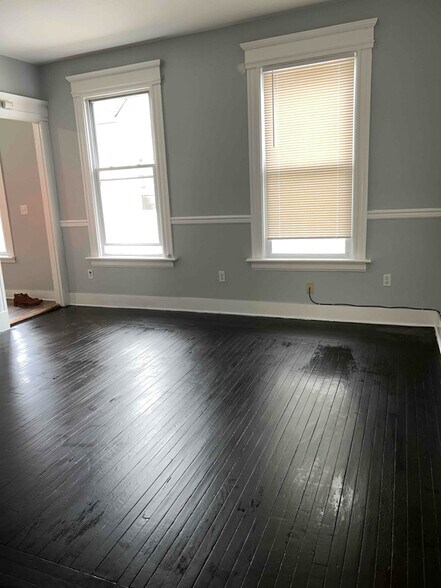 Building Photo - 879 Elm St