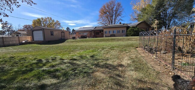 Building Photo - Charming Country Living Home with Modern Amenities!
