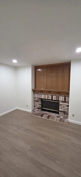 Building Photo - 2345 Pinard St