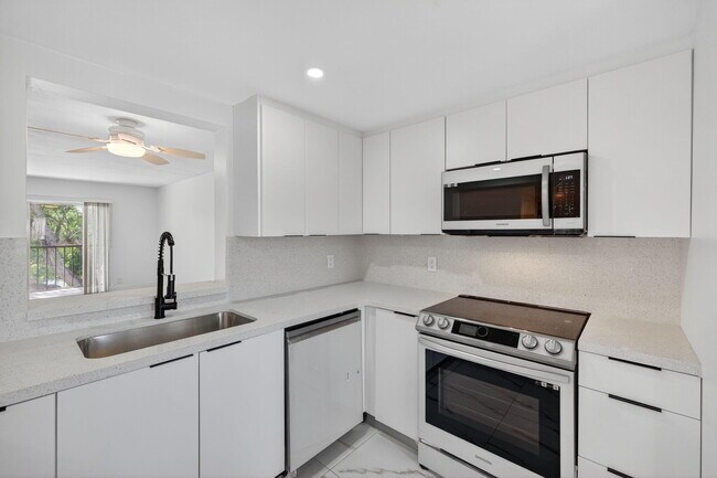 Building Photo - 14375 Strathmore Ln