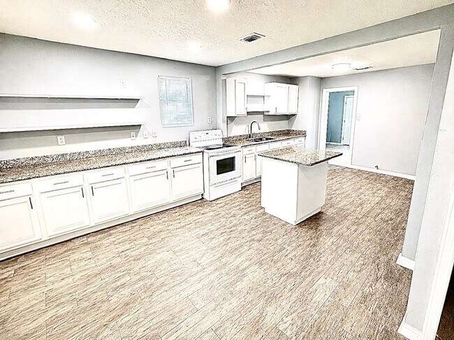 Building Photo - 3017 Fern St