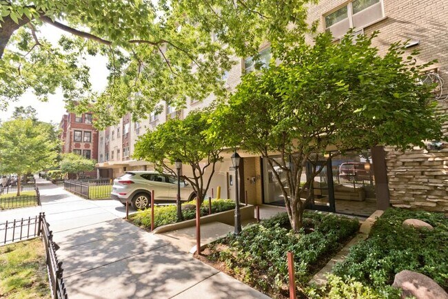 Building Photo - 1 bedroom in Chicago IL 60657