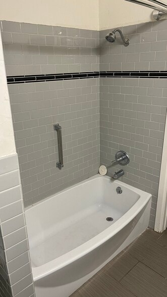 Tub - 1824 Shadow Knolls Pl