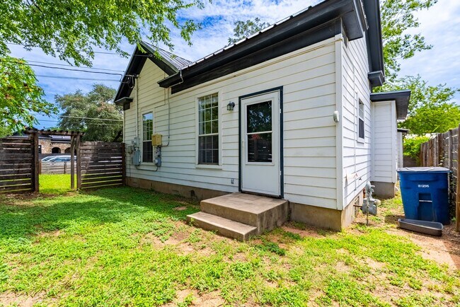 Building Photo - Urban Charm Meets Modern Living in the Heart of East Austin!