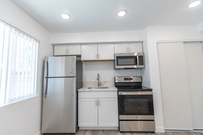 Interior Photo - 18407 Dearborn Street