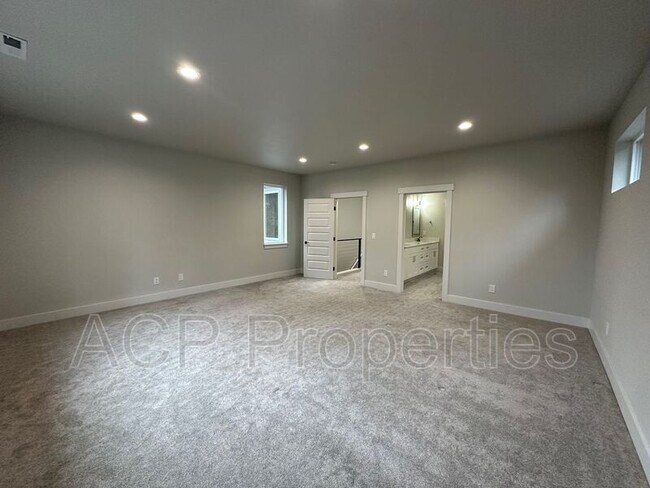 Building Photo - 8 Clematis Ln