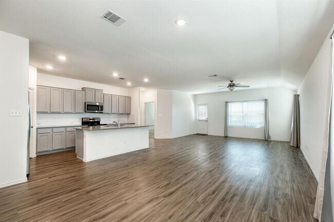Building Photo - 717 Xanadu Dr