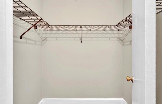 Building Photo - 2701 Riverside Dr