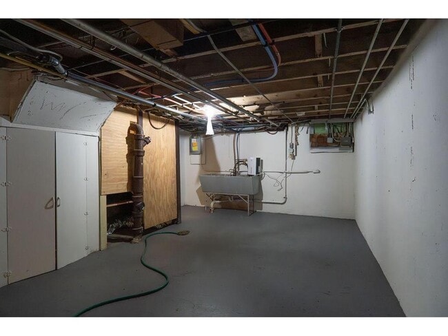 Building Photo - 1220 Burr St N