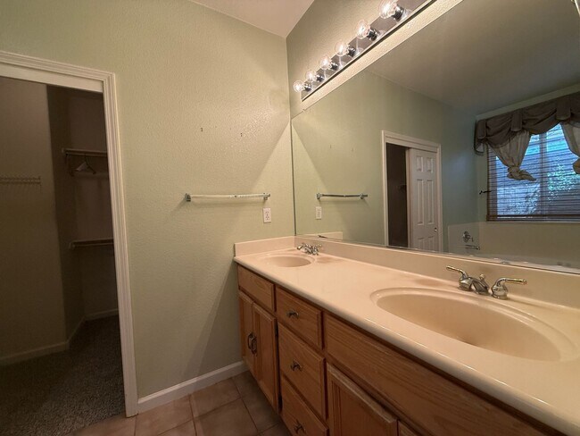 Building Photo - Single-story 3 bedroom, 2 bathroom, plus o...