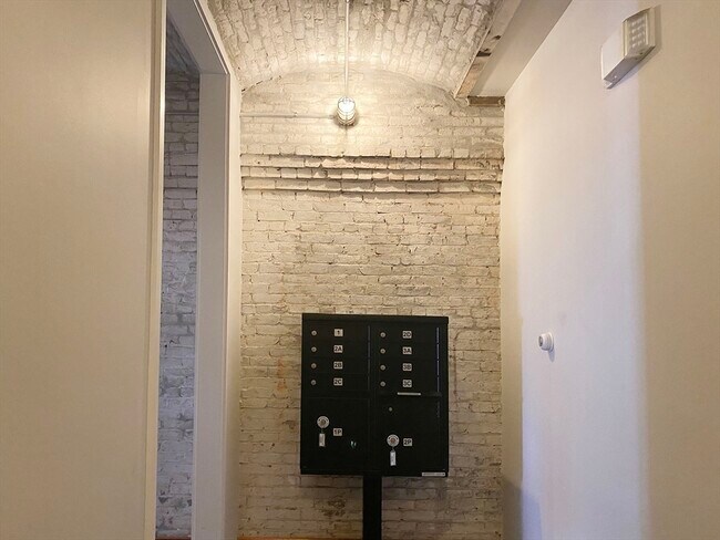 Building Photo - 139 Border St