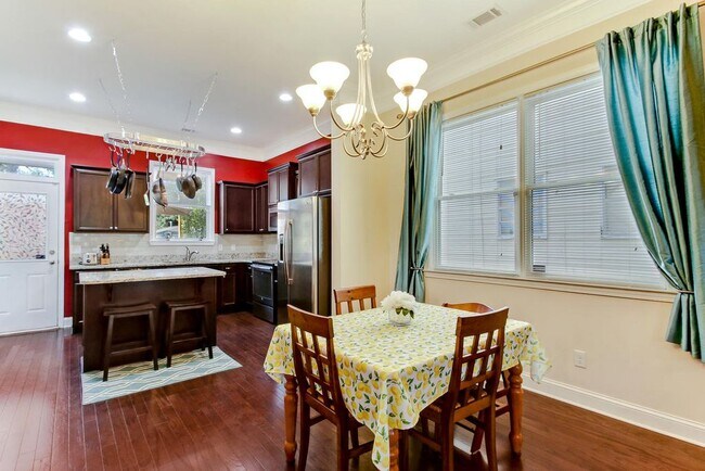 Building Photo - Furnsihed 3 bed 2.5 bath on 31st Street