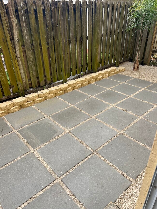 Building Photo - 324 NE 3rd St