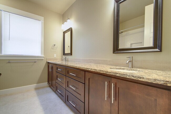 Building Photo - UT PRE-LEASE: Wood Floors, North Campus, Large Living Space, 2011 Construction, Custom High End K...