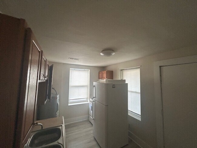 Building Photo - 420 W 31st St