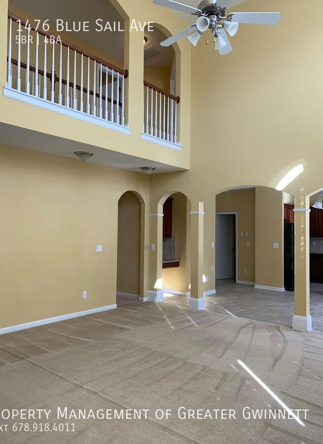 Building Photo - 5 bedroom with beautiful high ceilings