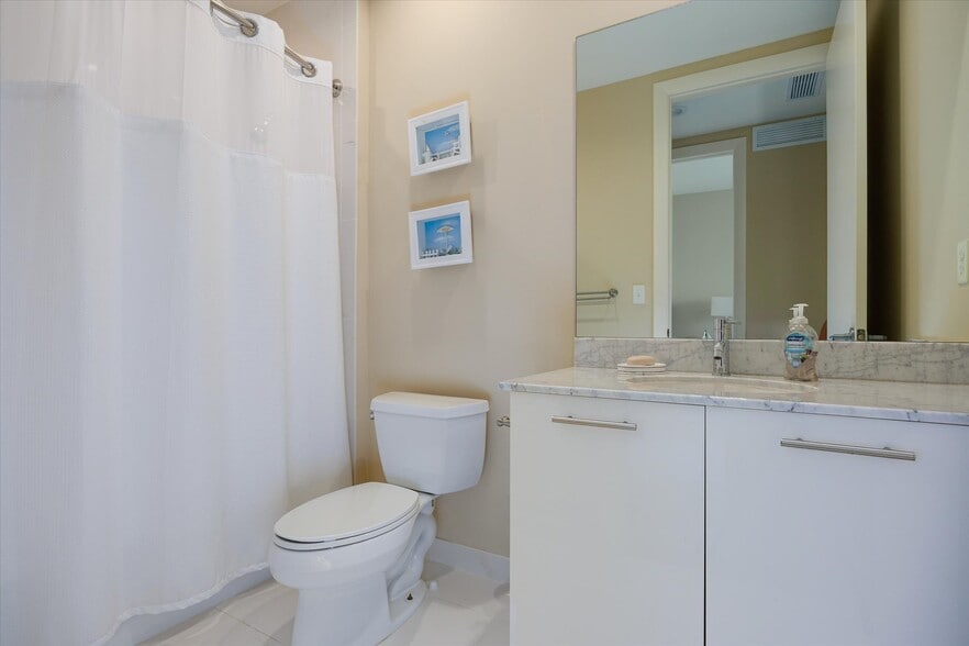 Building Photo - 3000 Oasis Grand Blvd