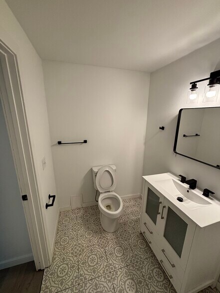 Bathroom 1 - 1511 W Bond St