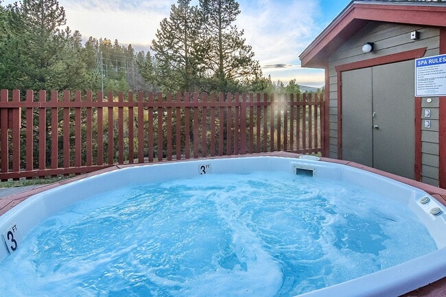 Building Photo - Furnished! Updated 3bed/3bath! 1 car garage! Heat included! Flexible lease terms!