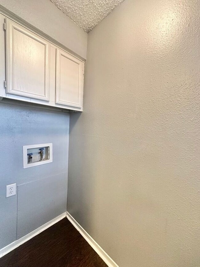 Building Photo - 2 Bed 1 Bath Apartment in South Tyler!