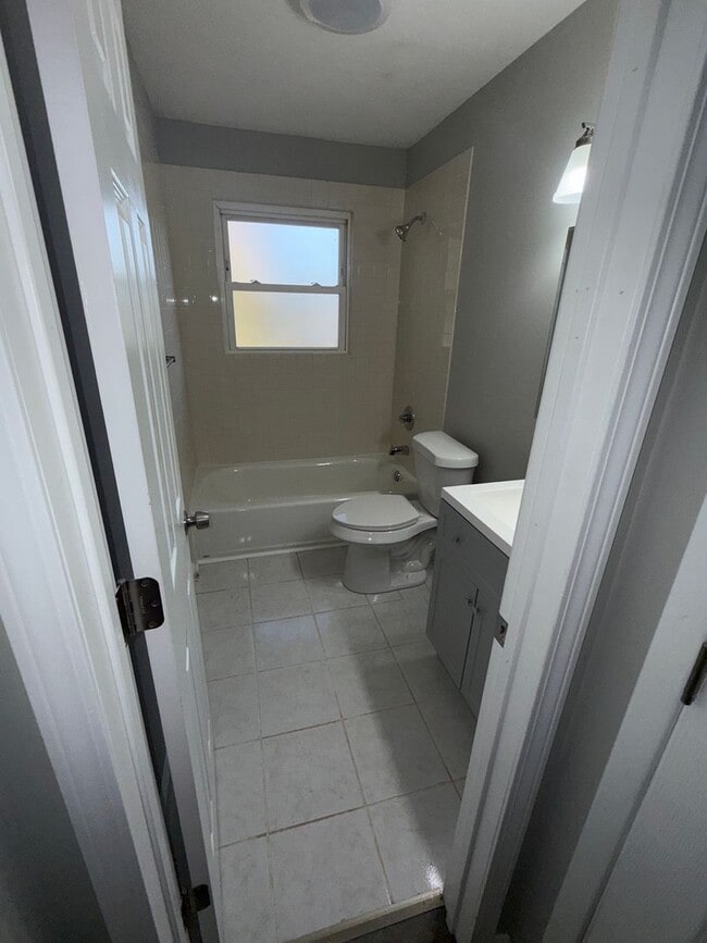 Building Photo - 4 BEDROOMS AND 2 FULL BATHROOMS
