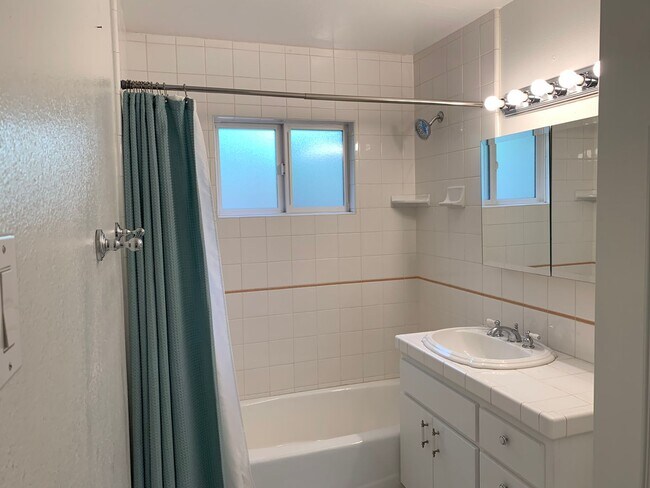 Building Photo - Charming 3+1 Canyon Country Cutie Nestled in the Hills!