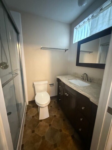 Building Photo - 706 E Avenue, Middle Unit