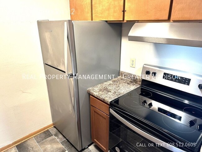 Building Photo - Awesome remodeled 2 bedroom apartment on M...