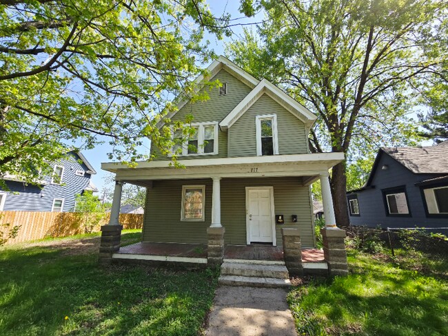 Building Photo - 717 31st Ave N