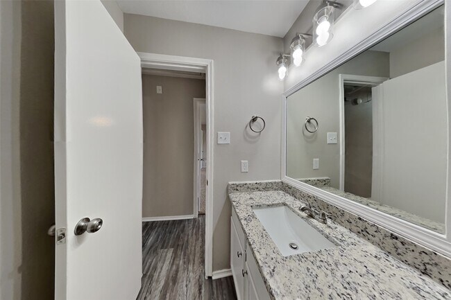 Building Photo - 17303 Davenway Dr