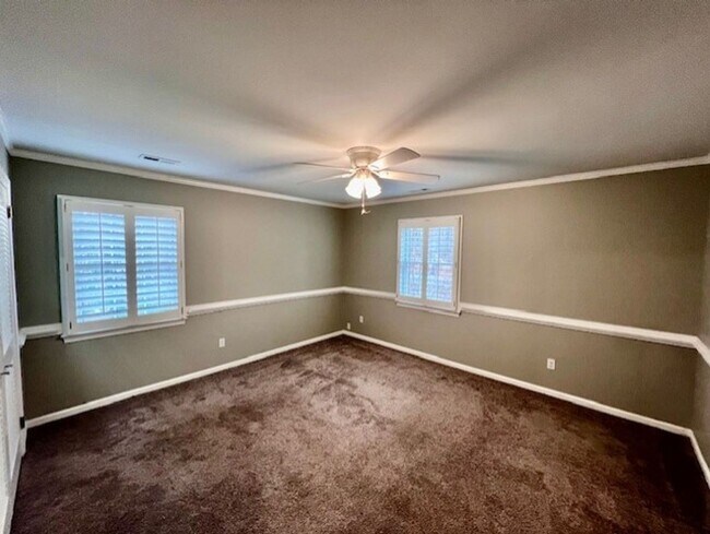 Building Photo - Colonial home with large yard