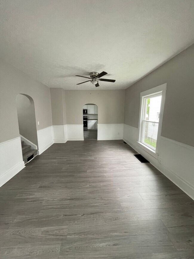 Building Photo - Three Bedroom House