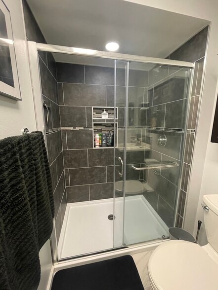 Master Bathroom - 19 Meadow Ridge E