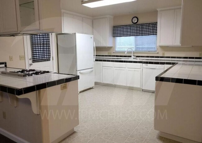 Building Photo - 143 W 3rd Ave