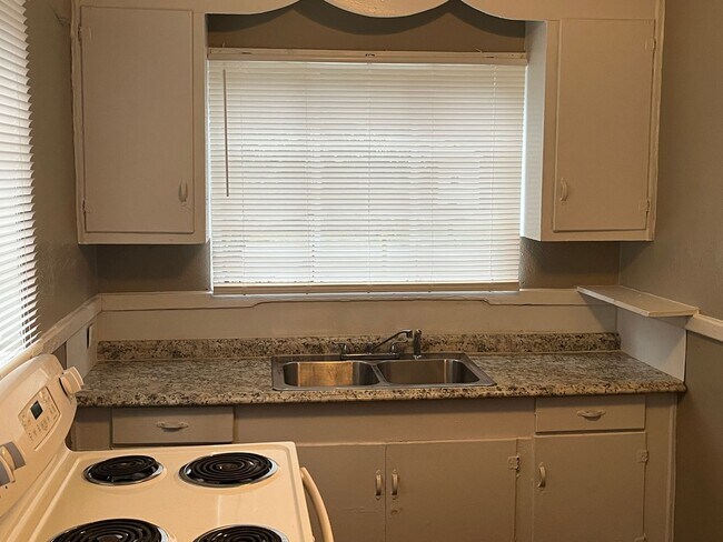 Building Photo - **ON HOLD**2 Bedroom / 1 Bathroom Total El...