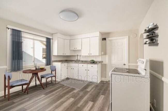 Building Photo - 8161 Bliss St