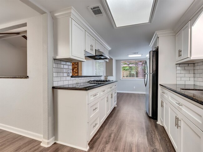 Building Photo - 2030 Lone Rock Dr