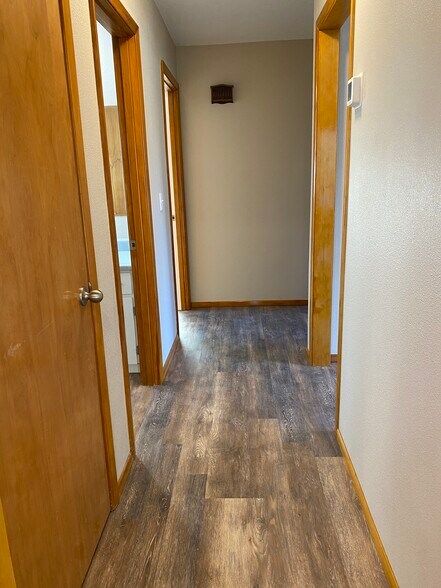 Building Photo - 618 NE 106th Ave